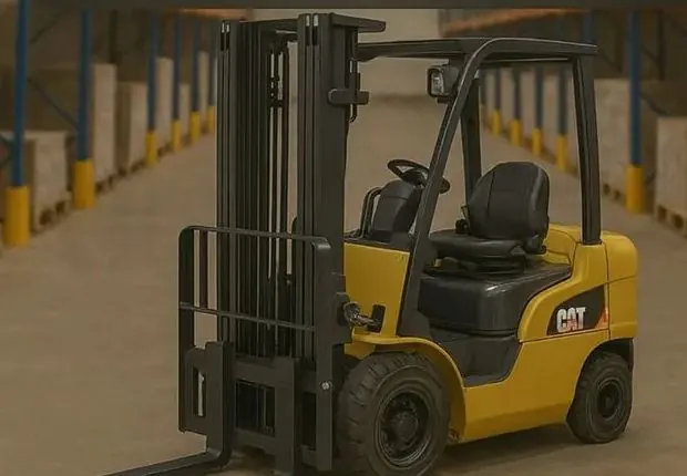 Renta de montacargas Caterpillar con mástil cuádruple en Monterrey