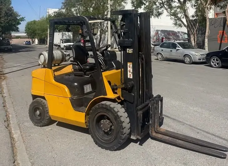Venta de montacargas Caterpillar 6,000 libras mástil triple gas LP usado